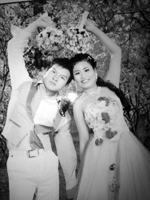 結婚照中的阿妮笑容燦爛，現(xiàn)實中，這對“跨國速成夫妻”還處在并不愉快的磨合過程中 本版均為資料圖片