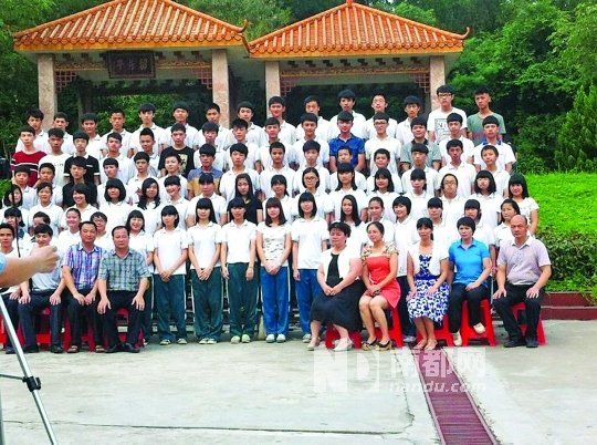 畢業(yè)照中間留出四個空位。