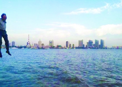 前晚，一名男子從輪渡上縱身墜入江中。@風(fēng)箏鍋發(fā)布