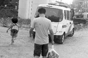 昨天，小豆被民警帶走，轉(zhuǎn)移到別處居住現(xiàn)代快報記者辛一攝