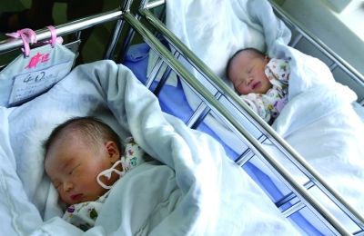 同一天出生的兩個(gè)寶寶，長的也很像。（左為男弟弟，右為女姐姐）