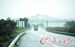 　當(dāng)天事故發(fā)生的現(xiàn)場(chǎng)處于一個(gè)彎道，很多司機(jī)反映說(shuō)來(lái)不及減速。