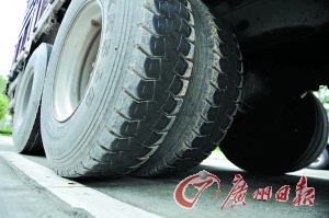 涉嫌碾過(guò)尸體的大貨車。