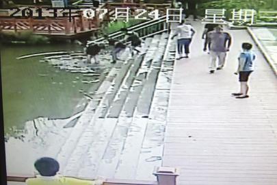 救人現(xiàn)場的視頻截圖。（監(jiān)控截圖）