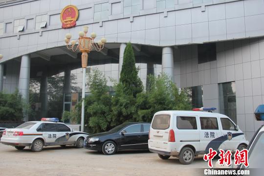 泊頭市人民法院院內(nèi)仍停有無(wú)牌制式警車(chē)，涉事人員與記者沖突地點(diǎn)僅距法院不足50米。穆玉良 攝