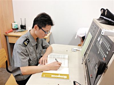 張團(tuán)政在工作間隙復(fù)習(xí)準(zhǔn)備司考。新京報(bào)記者 李雪瑩 攝