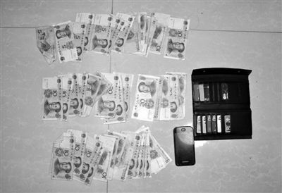 警方從搶劫嫌疑人處起獲的贓款和發(fā)令槍、子彈。警方供圖