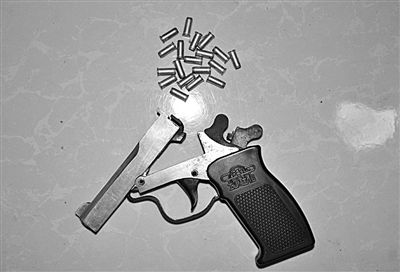 警方從搶劫嫌疑人處起獲的贓款和發(fā)令槍、子彈。警方供圖