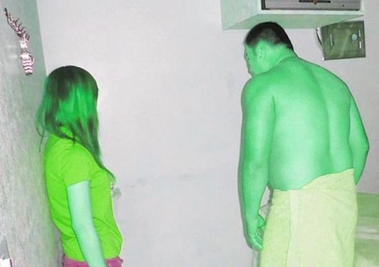 高雄黃姓男子(右)懷疑女友在“喇叭店”兼差，前往調(diào)查順便消費(fèi)時(shí)被警方逮個(gè)正著。(圖／東森新聞)