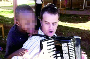 西蒙·伍德在教孩子唱歌，歡樂(lè)的歌聲掩蓋不住邪惡的目的。