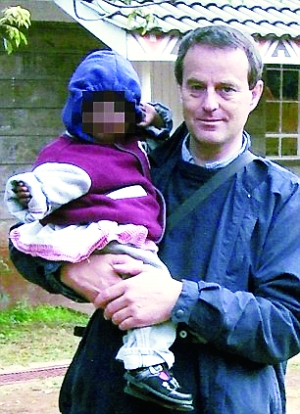 伍德與一名幼女的合影。