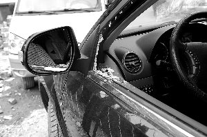 北京一社區(qū)接連三天同一地點私家車車窗被砸 北京一社區(qū)接連三天同一地點私家車車窗被砸