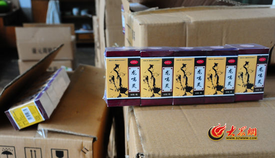 圖為民警現(xiàn)場(chǎng)被查獲的部分假藥。