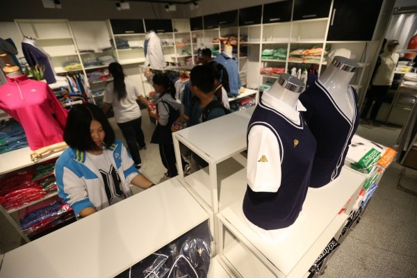 　9月12日，北京，十一學校在推出三大類、超過40款“最潮”校服，吸引學生搶購。