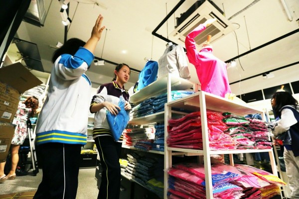 　9月12日，北京，十一學校在推出三大類、超過40款“最潮”校服，吸引學生搶購。