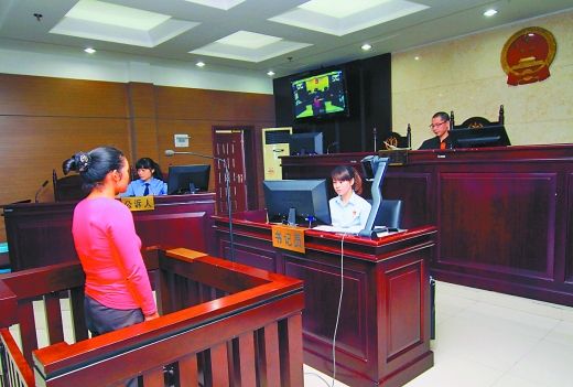    9月29日，萬州區(qū)人民法院，被告王桂娟（化名）在庭審現(xiàn)場。 重慶晨報記者 胡杰 實習(xí)生 黃敬坤 攝