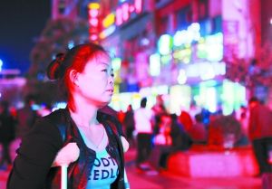 走在燈火闌珊的蘭州街頭，史女士迷茫無(wú)助。