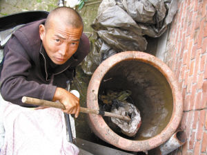 鄭艷良講述鋸?fù)冉?jīng)過。本報記者 汪洋 攝