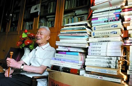 老人家里的書(shū)堆積如山