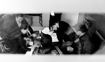 今天上午，喜隆多接待處內(nèi)，市場管理方與商戶核對租金和抵押金數(shù)目