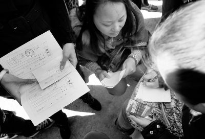 喜隆多商場接待處外面，受損商戶正拿手機計算自己能退多少錢