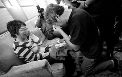 李春平跪在劉洪魁母親跟前送上捐款。談及烈士，兩人相對而泣