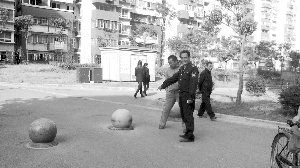 就為了搬這個(gè)石墩，男子打傷了兩個(gè)保安