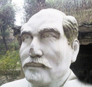 小廟前成了“塌塌鼻”的白求恩雕像。