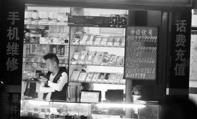 廣告牌上，手機號標價都在10萬元以上