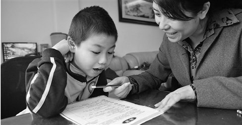 10歲絕癥男孩無(wú)法行走 八位老師輪流上門(mén)送課