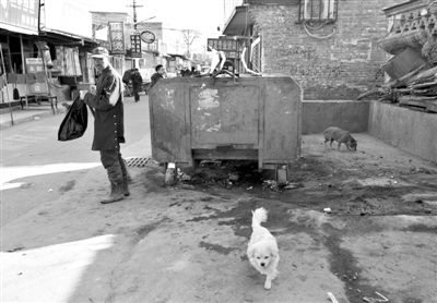 昨日，村民在通州區(qū)馬駒橋的這個垃圾箱旁，發(fā)現(xiàn)一被棄男嬰，急救人員趕到后確認(rèn)男嬰已死亡。新京報記者 黃月 攝