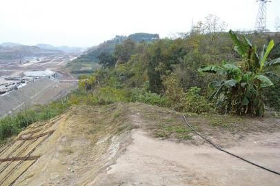 劉某被拋下地方6米處，是一處10多米深的懸崖。