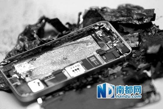 于先生的新iPhone5S手機直接“爆”廢。 南都記者劉有志攝
