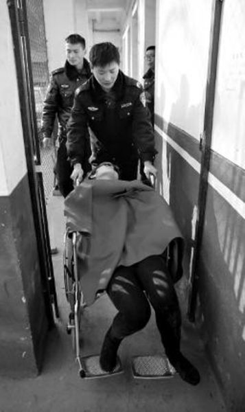 昨日，派出所民警帶女駕駛員賈某去醫(yī)院做檢查 記者 陳團結 攝