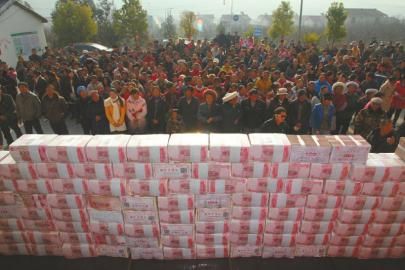 村民領取“年底分紅”。