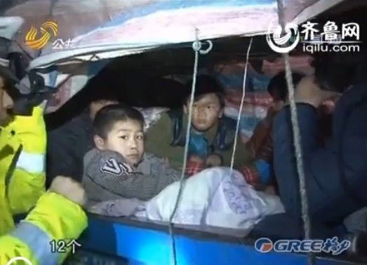 農用三輪車里拉了不少孩子