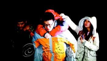 　途中女隊友小妮突發(fā)高燒，男隊員輪流背了她三個小時，直到網(wǎng)友開車來接