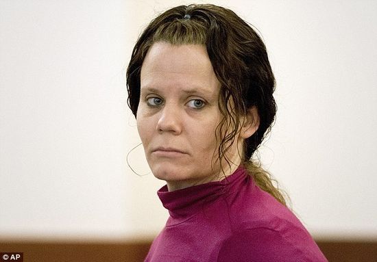 2月12日，勒死朋友并剖腹取嬰的柯里出庭受審。