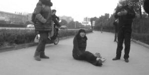 鄭大姐坐在地上，警方趕到進(jìn)行施救。（視頻截圖由警方提供）