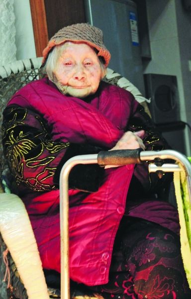 正在取暖的熊婆婆。見習(xí)記者 楊榮峰 攝