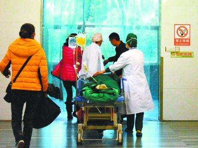 受傷女孩做完手術(shù)被送往重癥監(jiān)護(hù)室。記者楊濤 攝