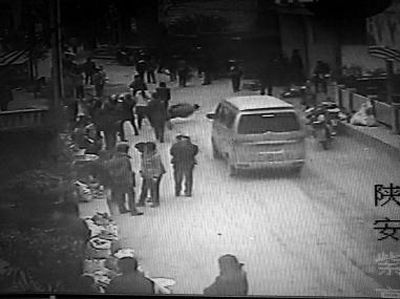 監(jiān)控錄像顯示，劉某側身行走時不慎跌倒，王某途經(jīng)此處時將其扶起（圖中畫圈處） 通訊員 何春地 攝