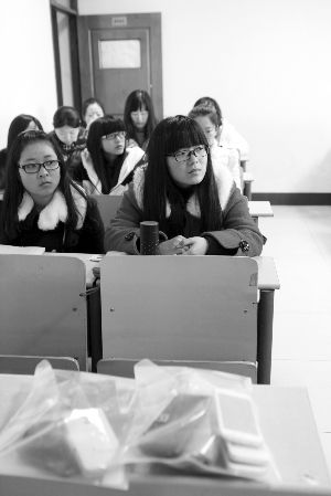 在限時(shí)斷網(wǎng)前，江大已有發(fā)起拒絕手機(jī)低頭族活動(dòng)，圖為設(shè)立了手機(jī)暫存袋的課堂 吳奕 攝