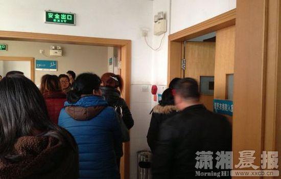 ICU搶救室前家屬。圖|瀟湘晨報(bào)記者 陳斌