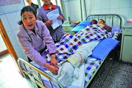 鄭其林擦藥酒的左腿出現(xiàn)潰爛，并伴隨大面積的皮膚壞死。記者 張路橋 攝