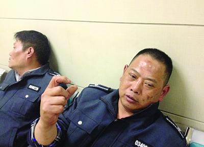 被打傷的城管隊(duì)員。陳郁攝