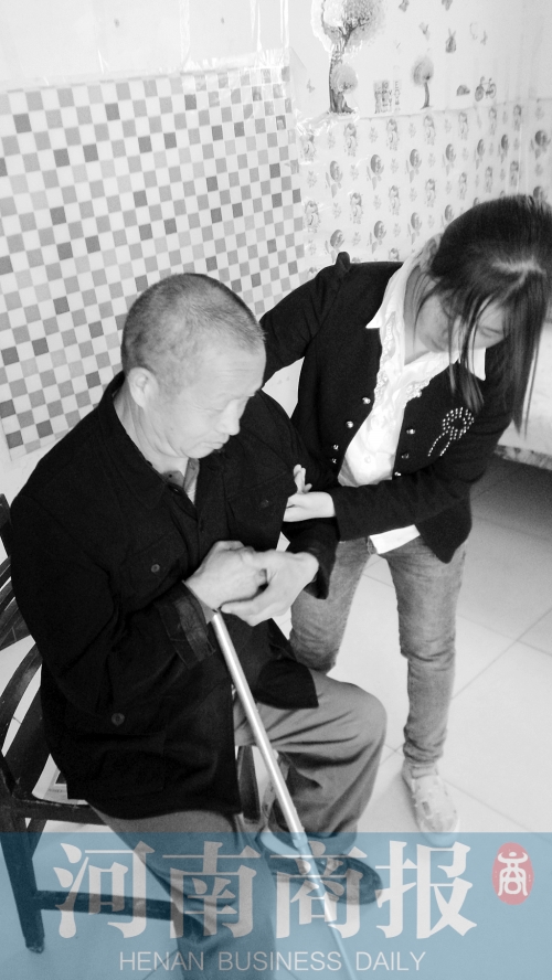 為了方便照顧爸爸，曾現(xiàn)春在學(xué)校旁邊租了一間房子