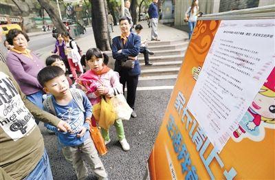 昨日，中華路小學(xué)貼出告示，提醒家長不要相信傳言。