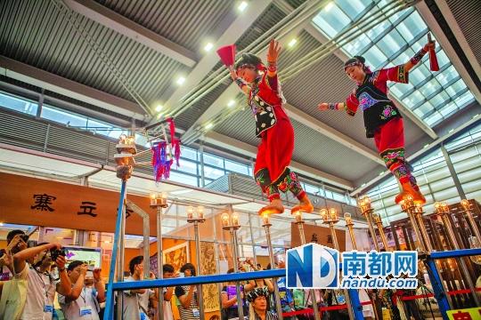2號展館，苗族姑娘表演踩燈泡絕技《電光玫瑰》，赤腳踩上40瓦的燈泡并做出高難度動作。 南都記者 霍健斌 攝