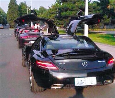 近日，一組“北體大畢業(yè)典禮豪車云集堪比車展”組圖在網(wǎng)絡(luò)爆紅。網(wǎng)絡(luò)截圖